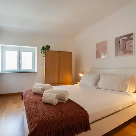 Gorgeous Rooftop 2-bed 250m To Intendente Sq Lisboa