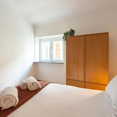 Gorgeous Rooftop 2-bed 250m To Intendente Sq Лісабон